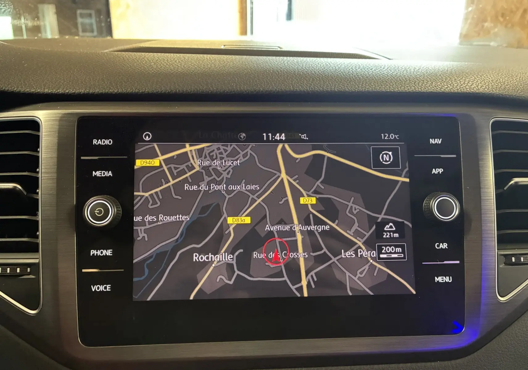 Écran tactile central du GPS d'une Volkswagen Golf Sportsvan 2019, affichant une carte routière en intérieur noir.