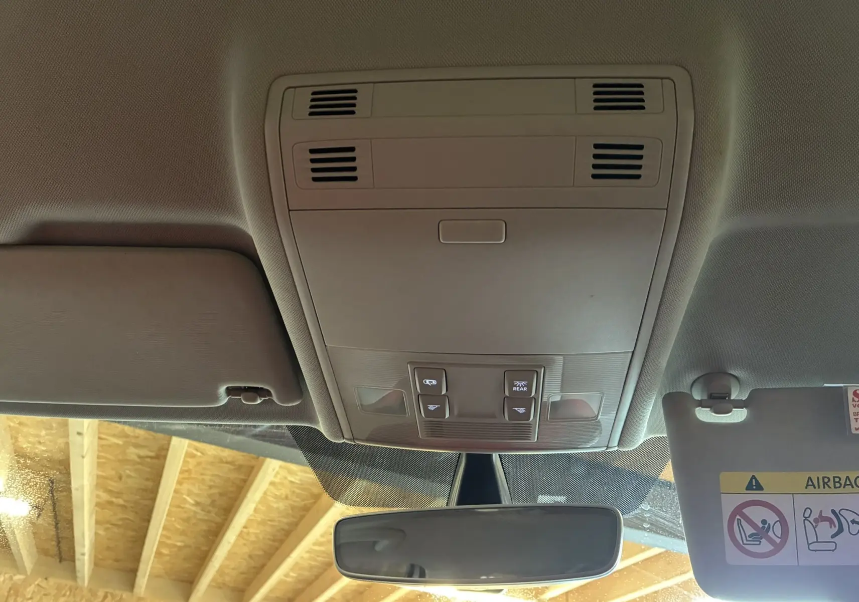 Vue intérieure du plafond avant gris avec commandes d'éclairage et rétroviseur d'une Volkswagen Golf Sportsvan 2019.