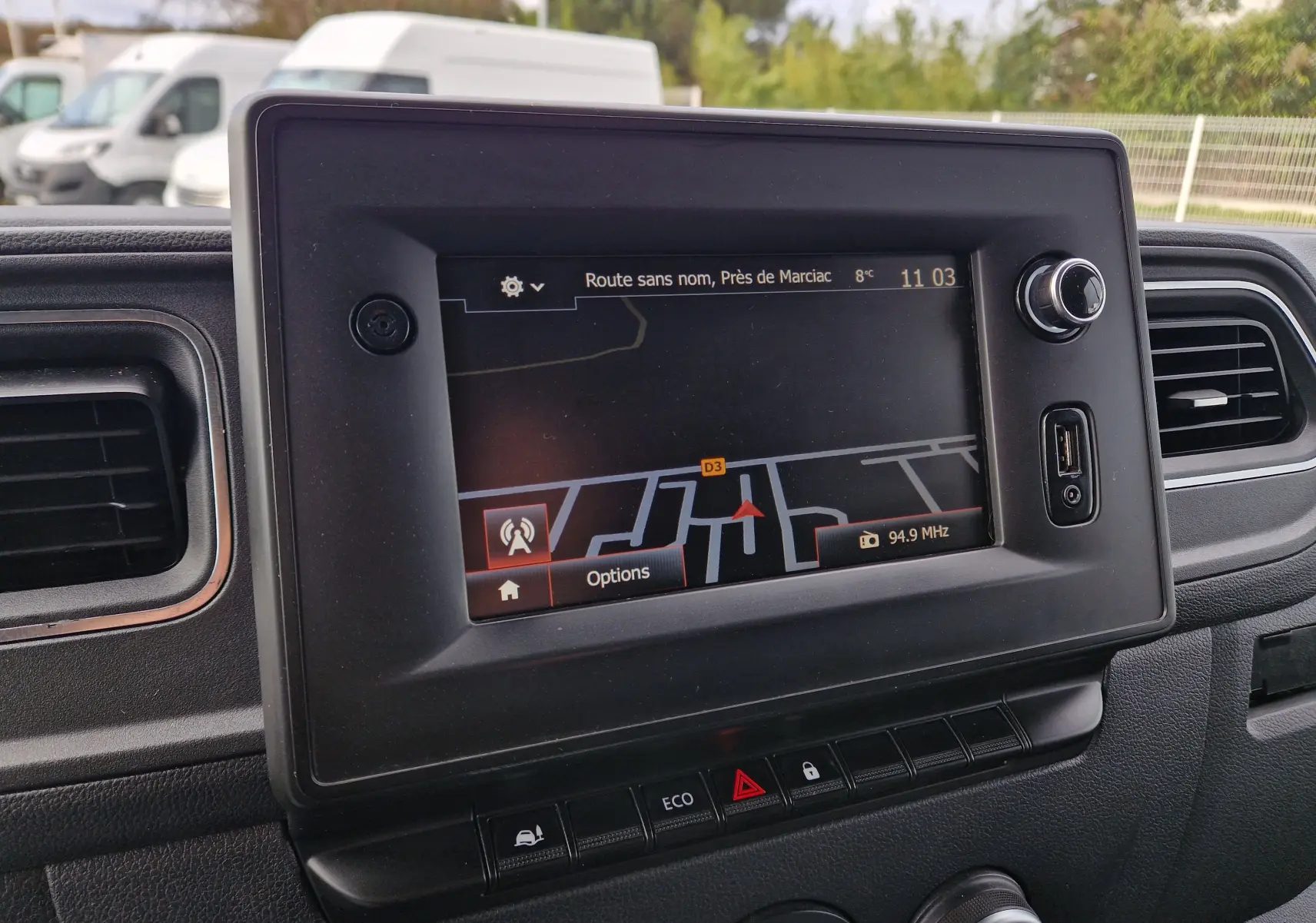 Écran GPS en gros plan dans le tableau de bord du Renault Master blanc, affichant une carte de navigation.
