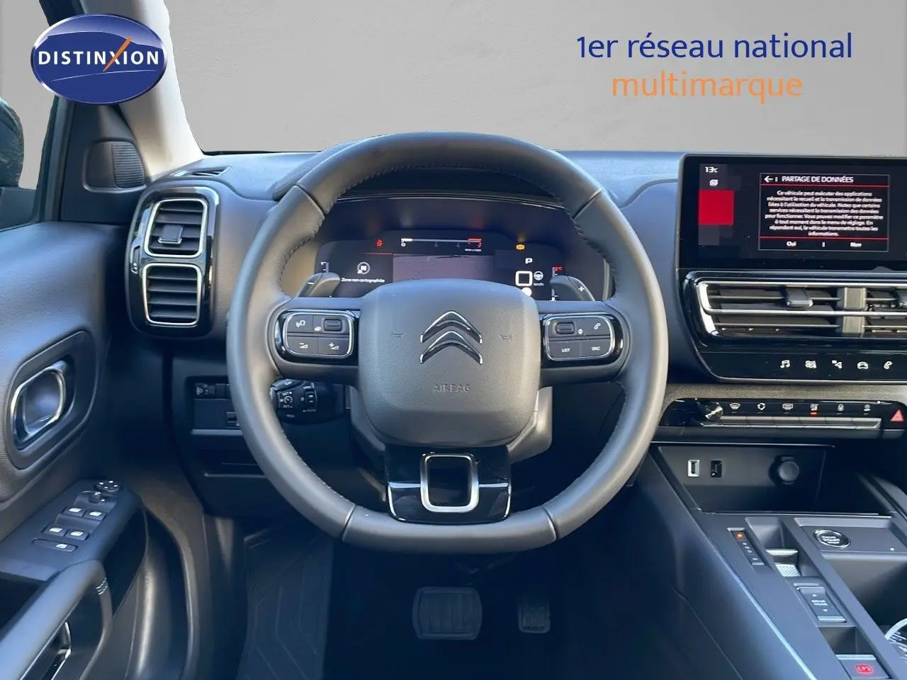 Intérieur du Citroën C5 Aircross 2025, vue centrée sur le volant cuir noir et tableau de bord digital moderne.