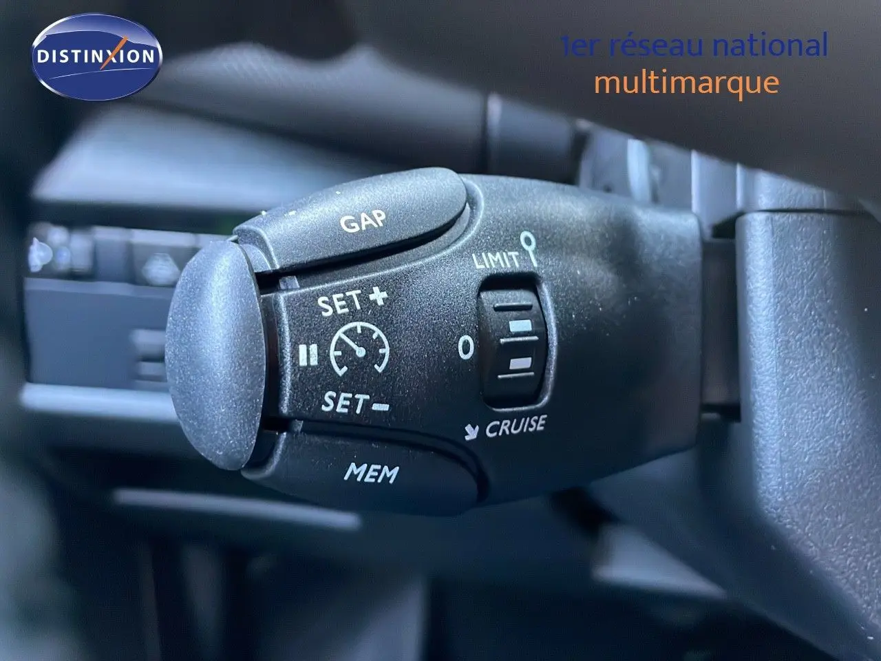 Gros plan sur la commande de régulateur de vitesse du Citroën C5 Aircross noir Perla Metal 2025, intérieur détail.