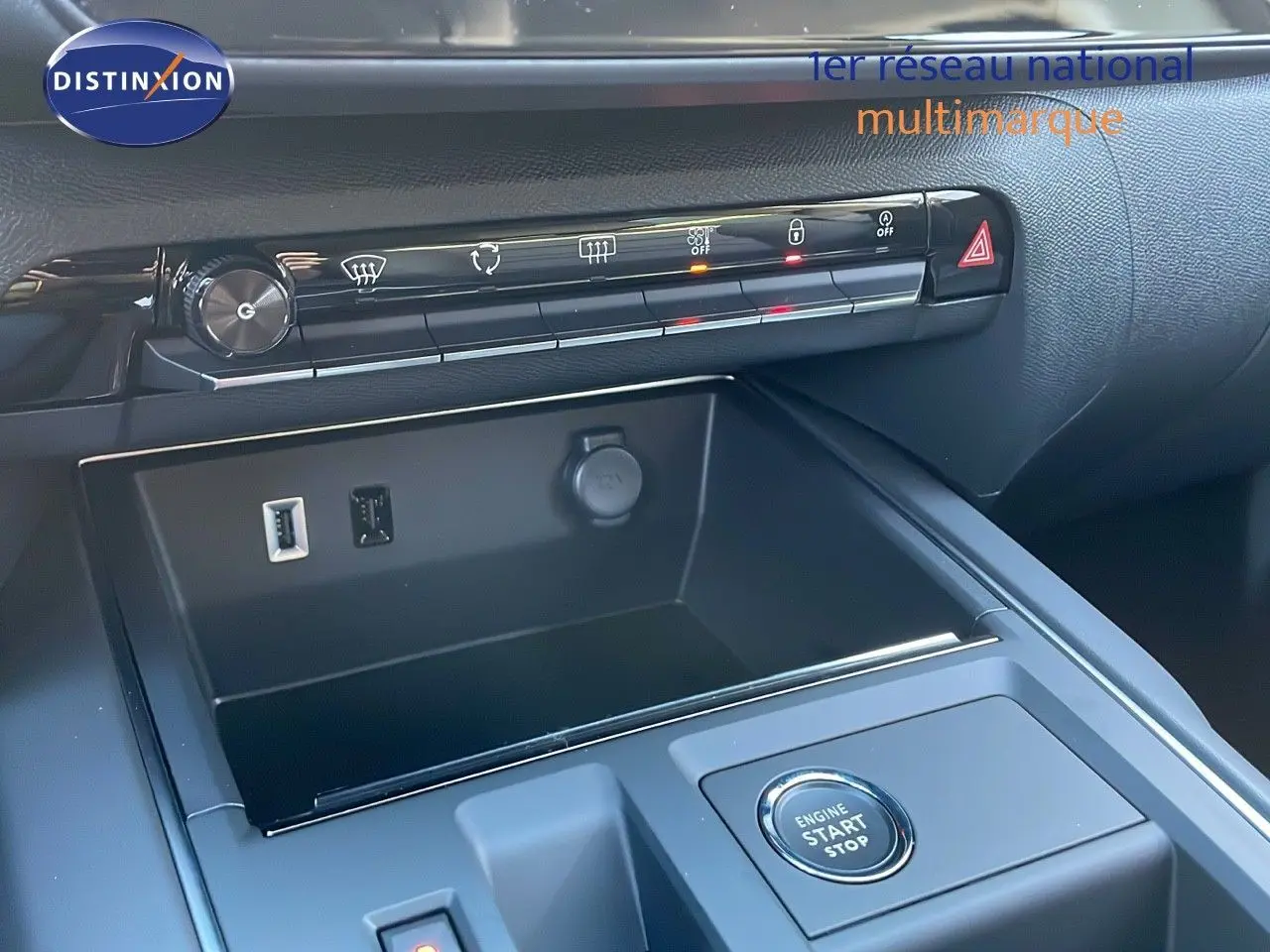 Gros plan sur la console centrale noire du Citroën C5 Aircross 2025, avec bouton start/stop et commandes climatisation.