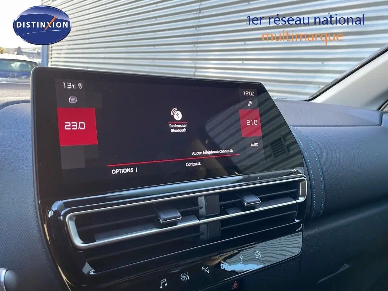 Vue rapprochée de l'écran tactile et des aérateurs du tableau de bord du Citroën C5 Aircross noir Perla Metal 2025.