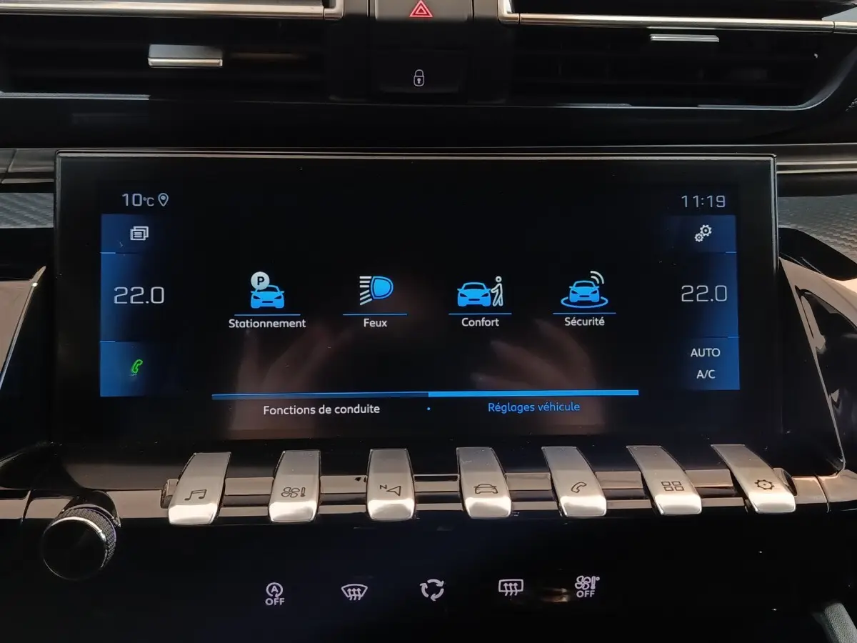 Écran tactile central de la Peugeot 508 gris clair, affichant les réglages de conduite et climatisation à 22°C.