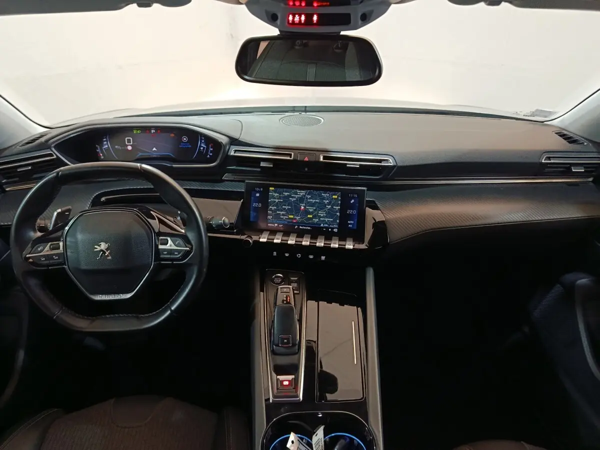 Vue intérieure avant du tableau de bord noir et volant cuir de la Peugeot 508 BlueHDi avec écran tactile central et affichage numérique.