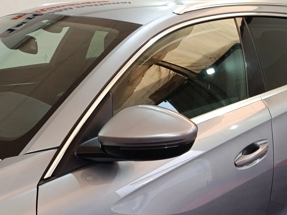 Gros plan sur le rétroviseur côté gauche et la portière gris clair d'une Peugeot 508 2020 vue de profil.