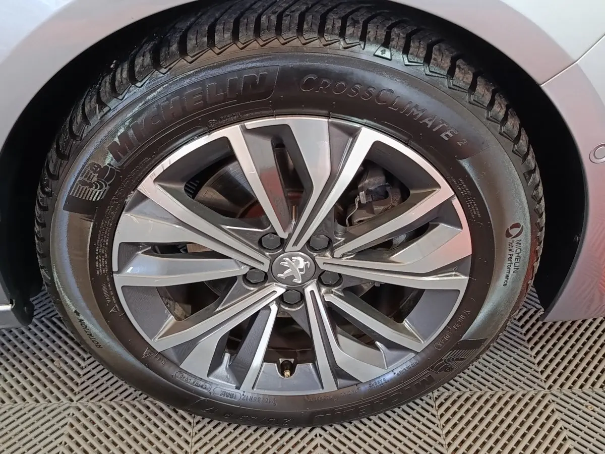 Gros plan sur la roue avant droite gris clair d’une Peugeot 508 BlueHDi 130 avec jante alliage distinctive.