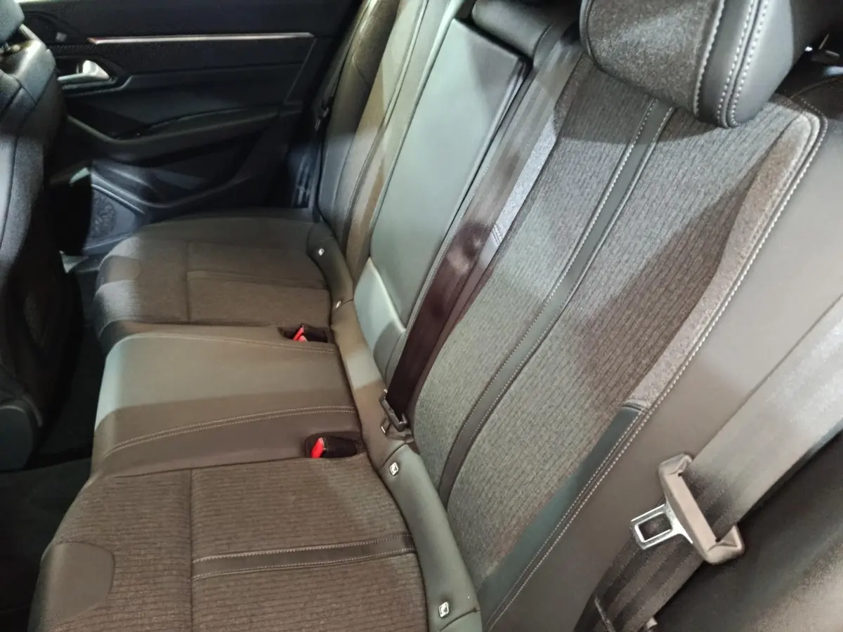 Vue intérieure côté droit des sièges arrière en tissu et cuir gris de la Peugeot 508 BlueHDi 130 S&S EAT8 Allure 2020.