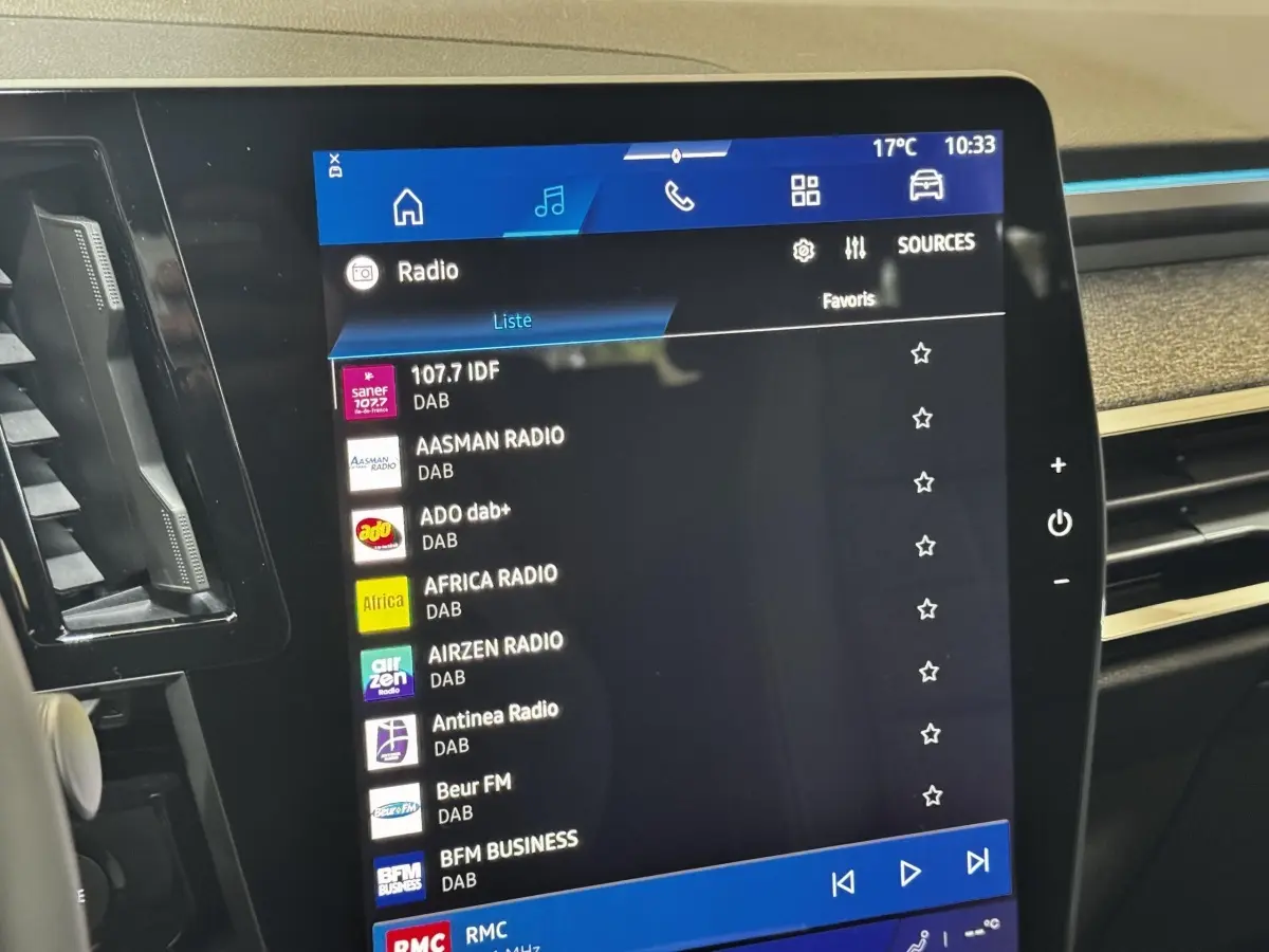Écran tactile central du tableau de bord du Renault Espace noir, affichant la liste des radios DAB.