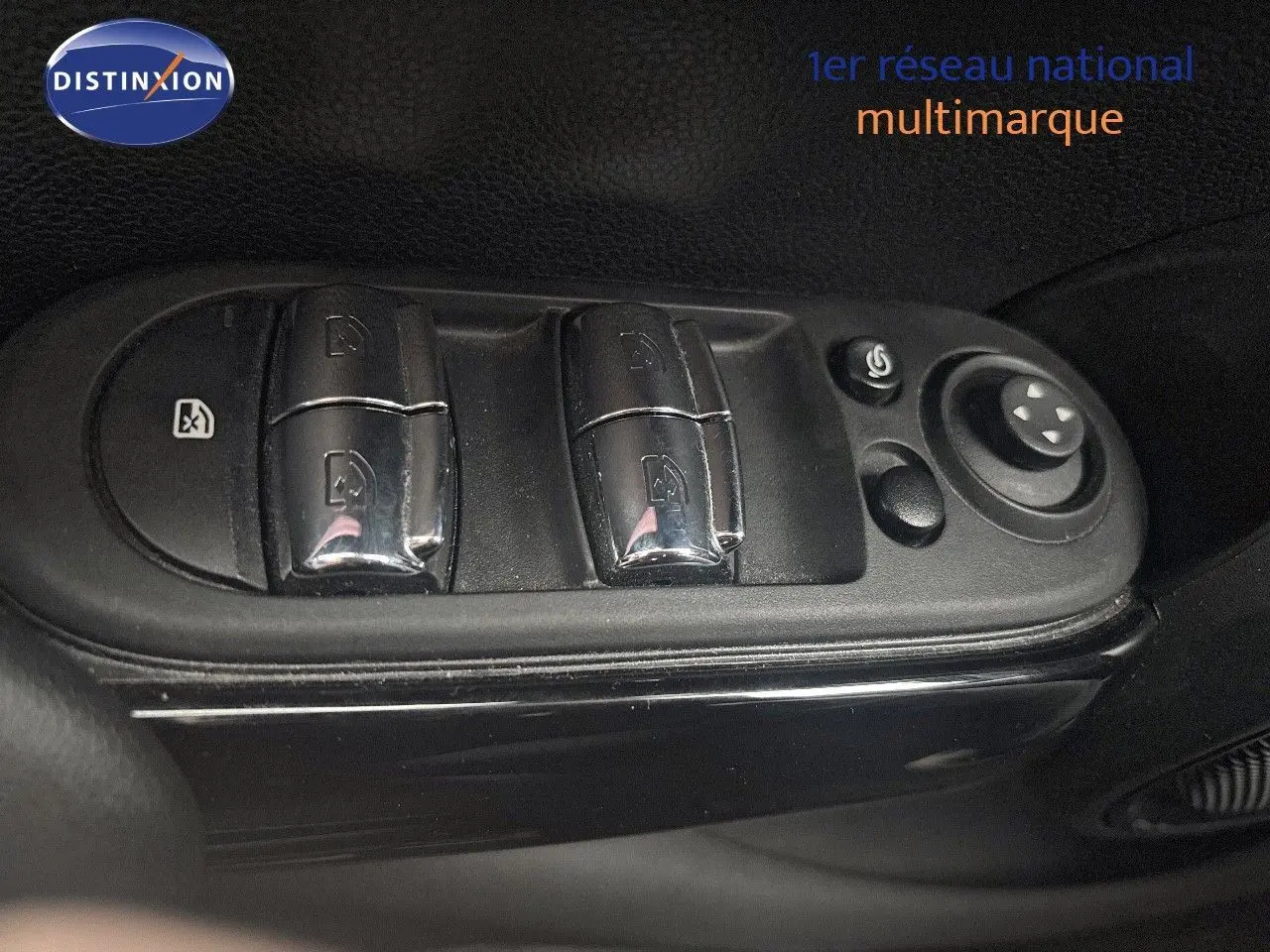 Gros plan sur les commandes de lève-vitres et réglages des rétroviseurs côté conducteur d'une MINI 2023.