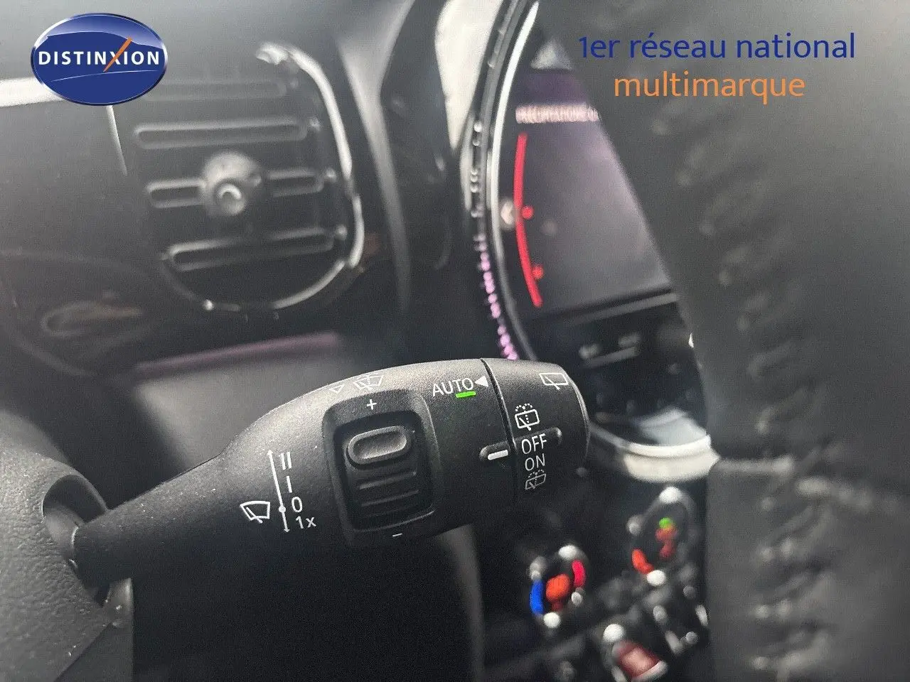 Gros plan sur la commande d'essuie-glace automatique à gauche du volant d'une MINI 2023 Rooftop Grey.