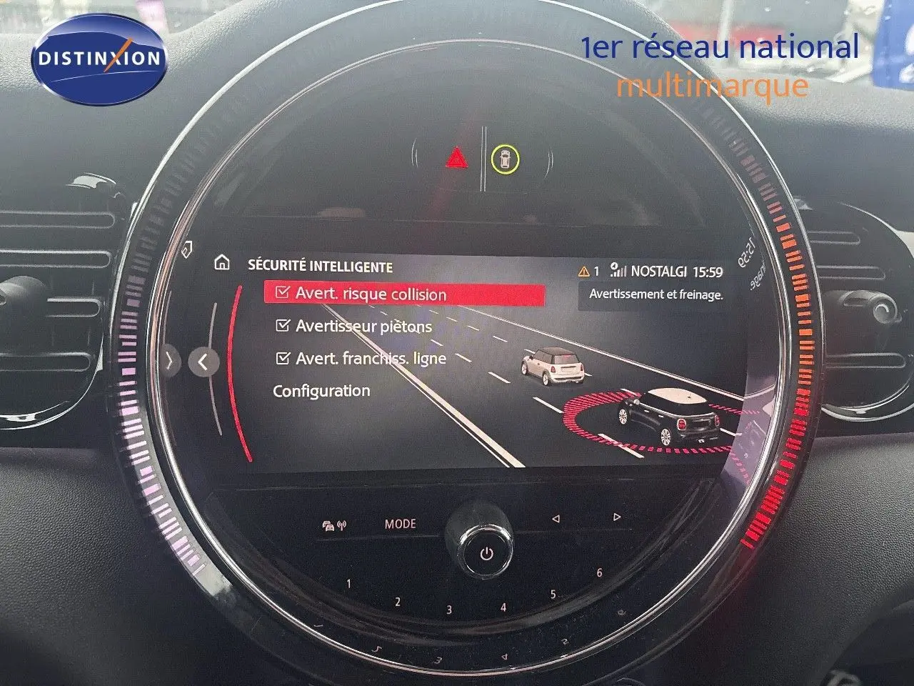 Affichage du tableau de bord circulaire de la MINI 2023 en rooftop grey, montrant les alertes de sécurité intelligente.