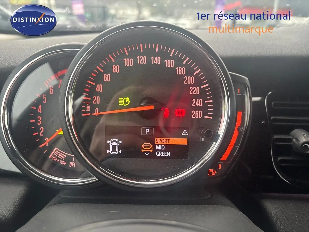 Gros plan sur le tableau de bord de la MINI 1.5 136CH STEPTRONIC 2023 avec affichage digital et compteurs rouges.