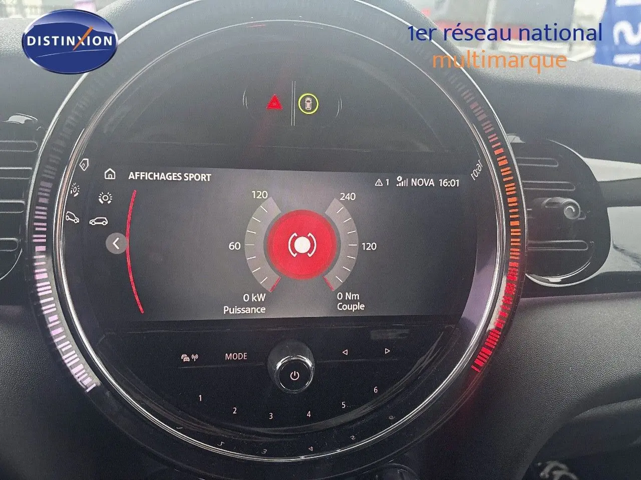 Tableau de bord circulaire de MINI 1.5 136CH Rooftop Grey, affichage sport et commandes intégrées.