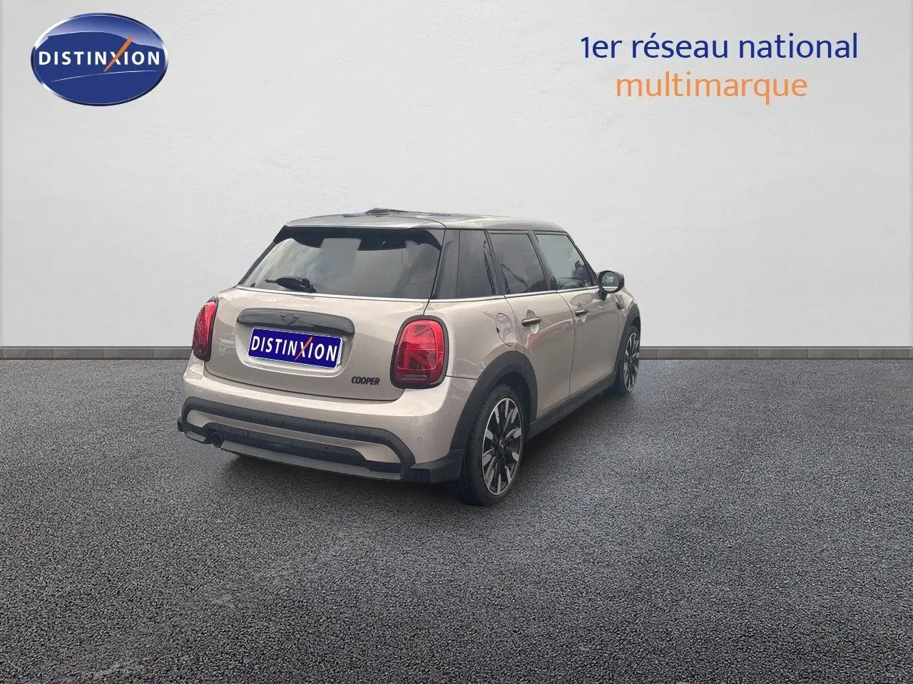 Vue 3/4 arrière droite d'une MINI 1.5 136CH STEPTRONIC couleur gris rooftop avec toit noir et jantes bi-ton.