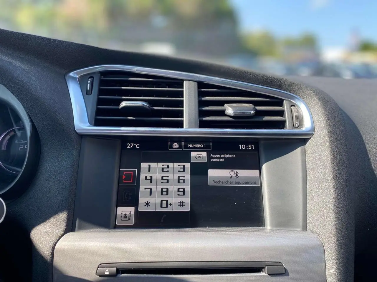 Tableau de bord de Citroën C4 2015 avec écran tactile et commandes d'aération en gros plan intérieur.