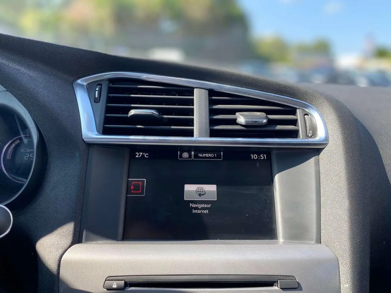 Tableau de bord de Citroën C4 2015 avec écran tactile et aérateurs centraux, vue intérieure rapprochée.