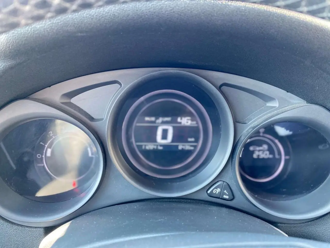 Tableau de bord de Citroën C4 2015 en gros plan, affichage numérique central avec compteur de vitesse à zéro.