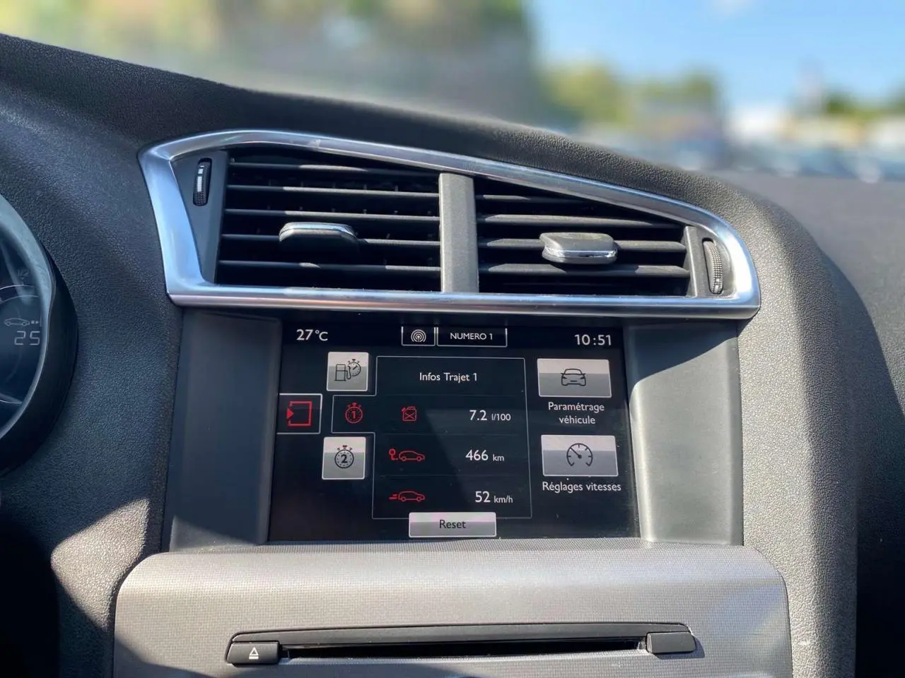 Tableau de bord de Citroën C4 2015 montrant l’écran central avec infos de trajet et ventilation chromée.