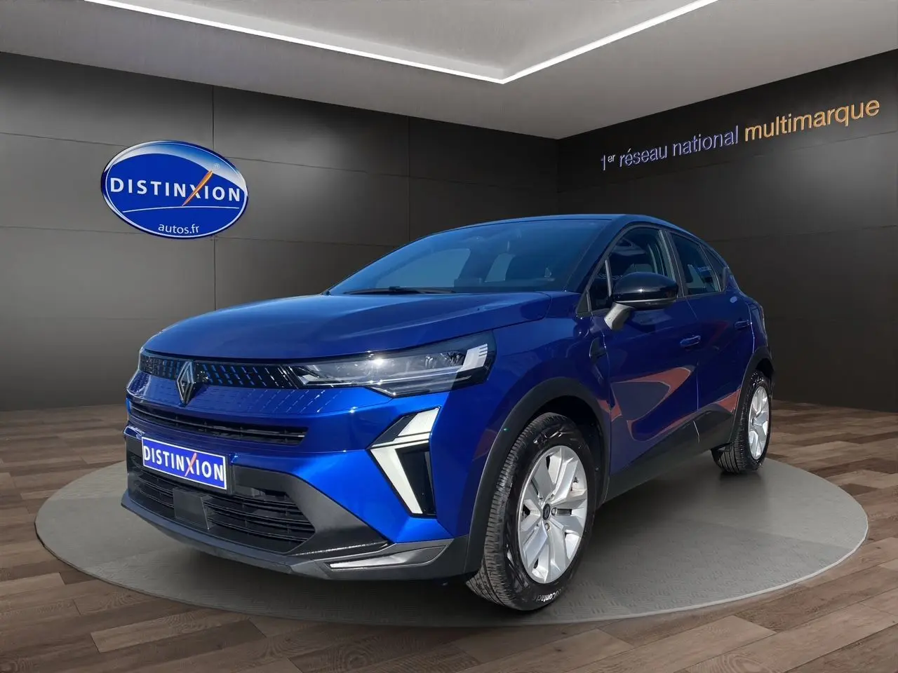 Renault Captur TCE 90 Evolution bleu Iron avec toit noir, vue 3/4 avant mettant en valeur sa calandre moderne et ses phares LED.