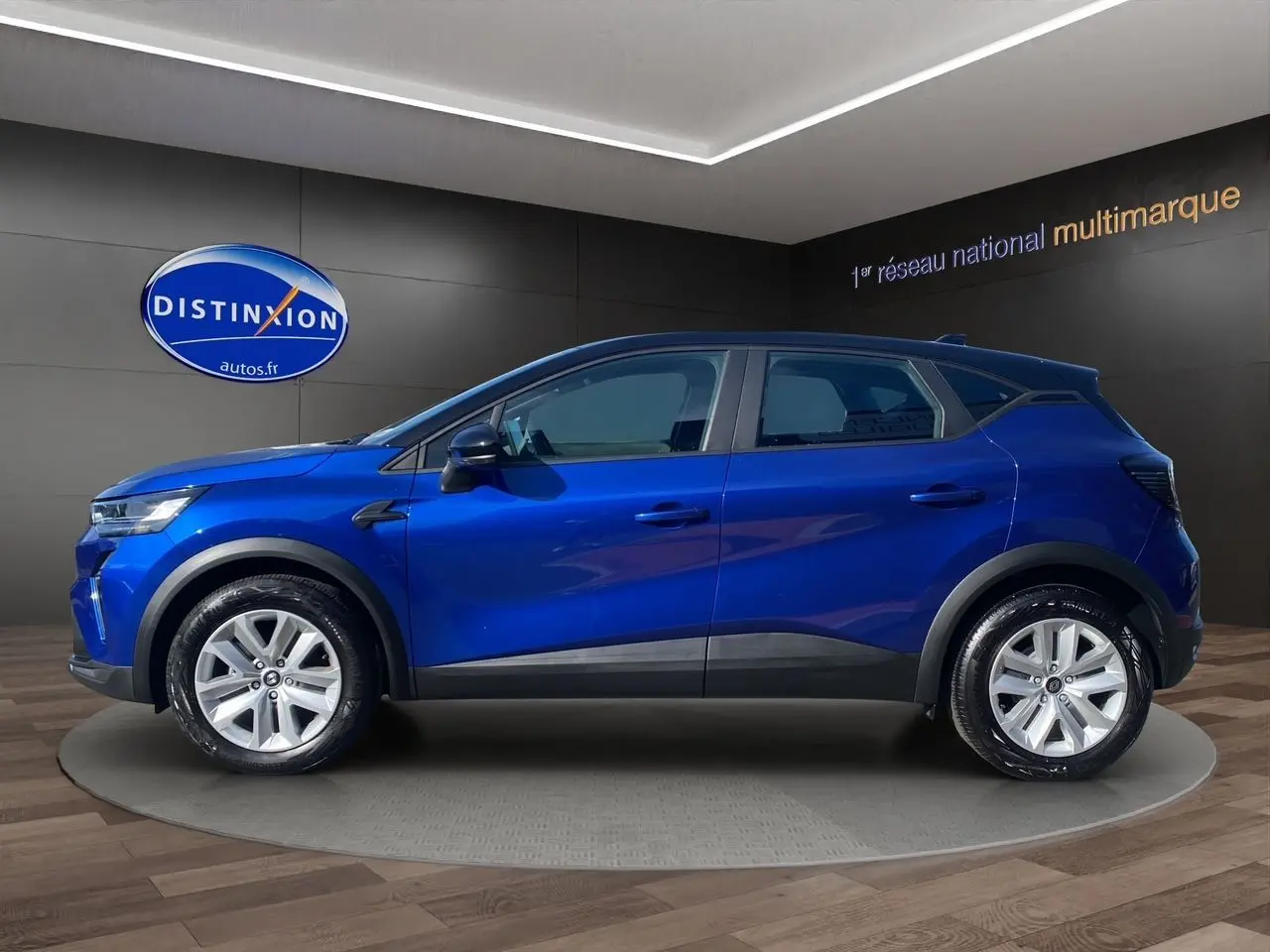 Profil côté gauche du Renault Captur 2024 TCE 90 Evolution en bleu Iron avec toit noir et jantes argentées.