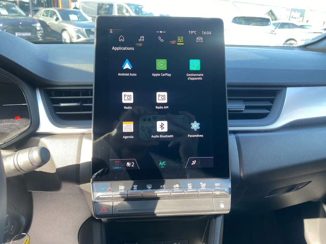 Écran tactile central du tableau de bord du Renault Captur 2024, affichant les applications connectées.