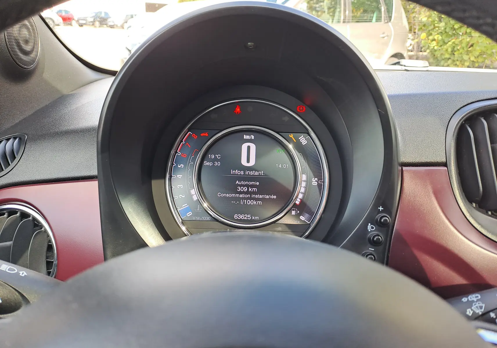 Vue du tableau de bord de la Fiat 500 Opera Bordeaux 2020, affichant le compteur digital et détails du volant.