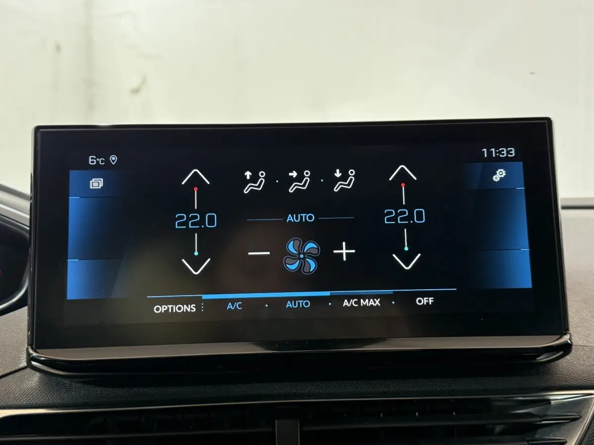 Écran tactile central du tableau de bord du Peugeot 5008 gris clair, affichant la climatisation à 22°C en mode automatique.