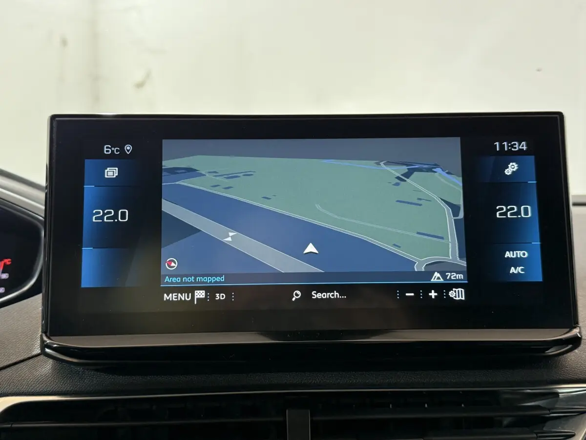 Écran tactile central du tableau de bord du Peugeot 5008 2021 affichant la navigation 3D et la climatisation à 22°C.