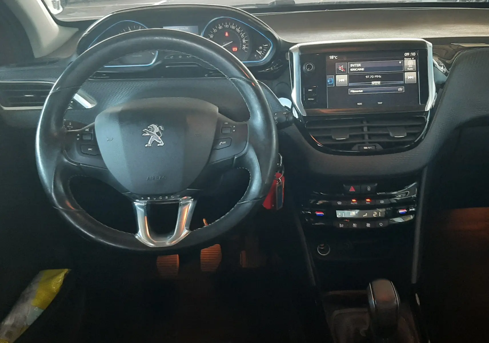 Vue intérieure du tableau de bord et volant Peugeot 2008 2016, avec écran tactile et commandes au volant.
