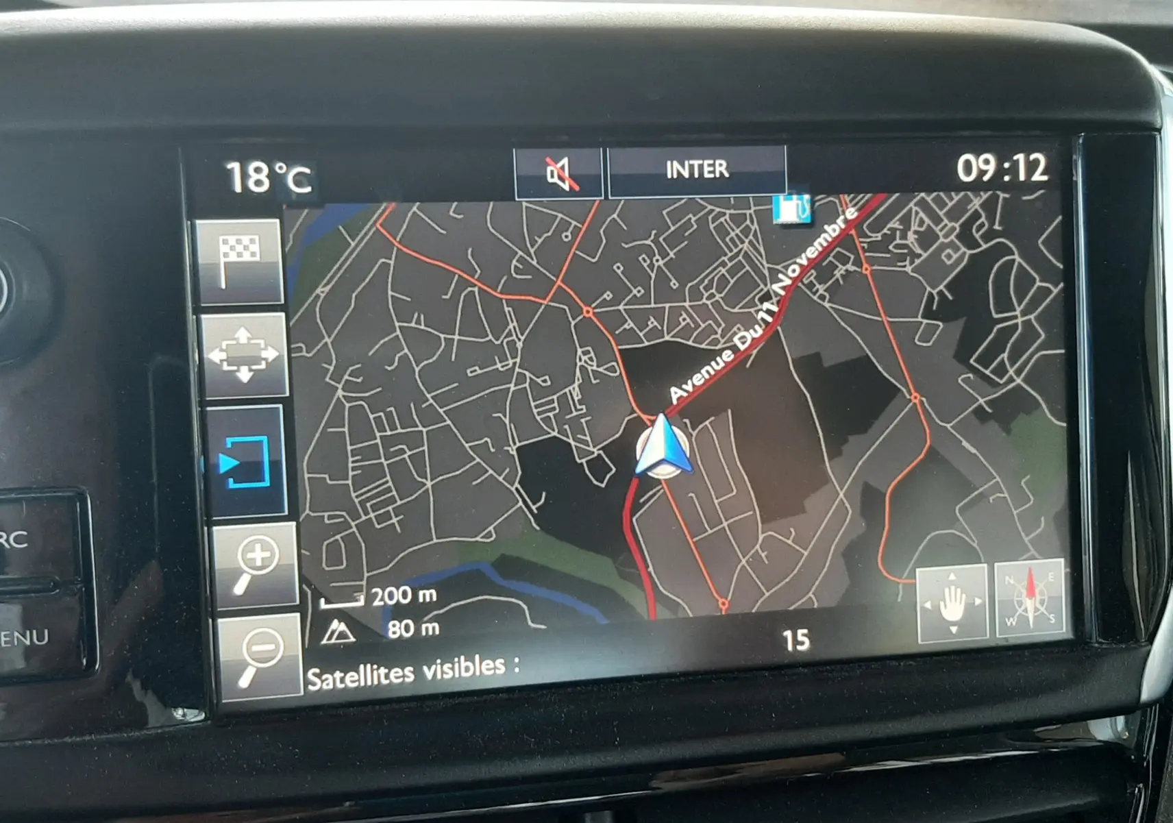 Écran central du système de navigation du Peugeot 2008 rouge, affichant une carte détaillée en mode jour.