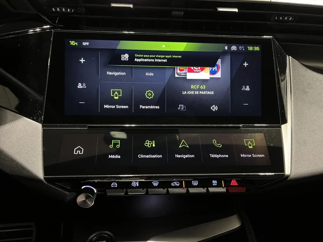 Vue rapprochée de l’écran tactile central et des commandes tactiles du tableau de bord de la Peugeot 308 GT gris selenium.