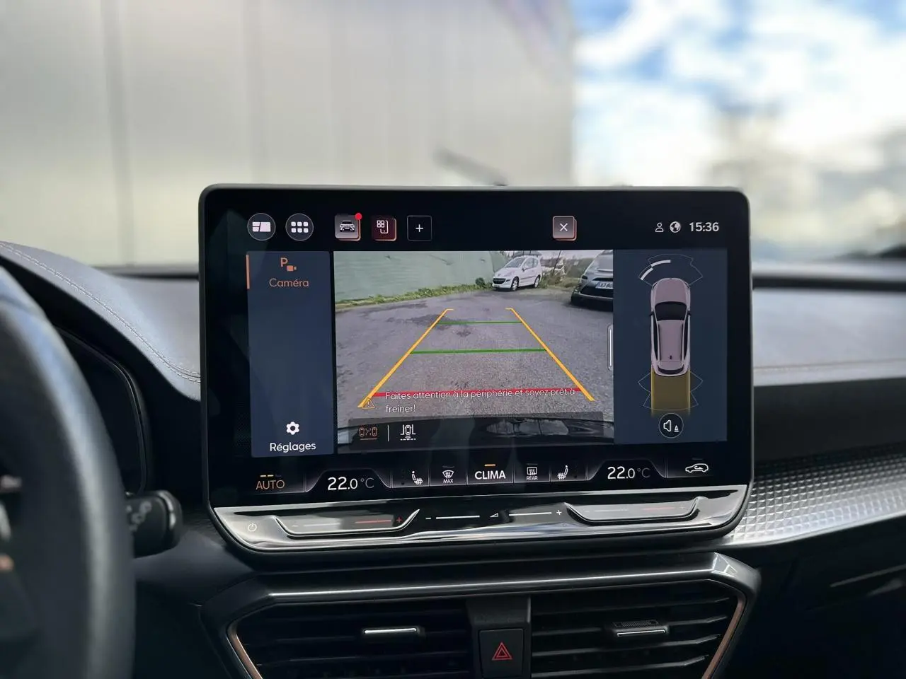 Écran tactile central affichant la caméra de recul dans l'habitacle du CUPRA Formentor blanc Neige.