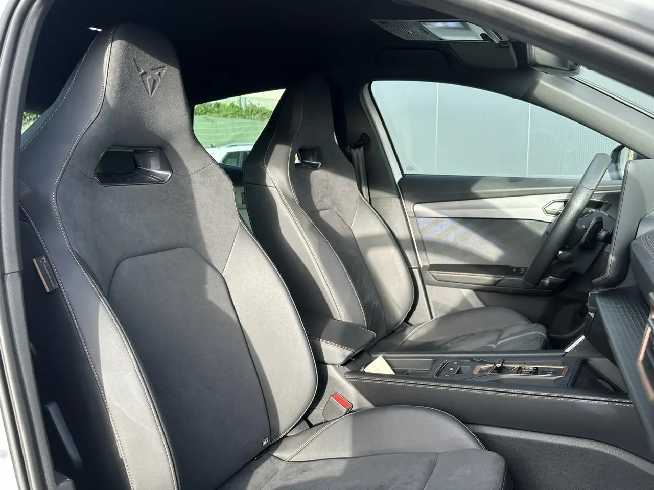 Vue intérieure côté conducteur du CUPRA Formentor 2025 avec sièges baquets suédine noir et volant Supersports cuir.