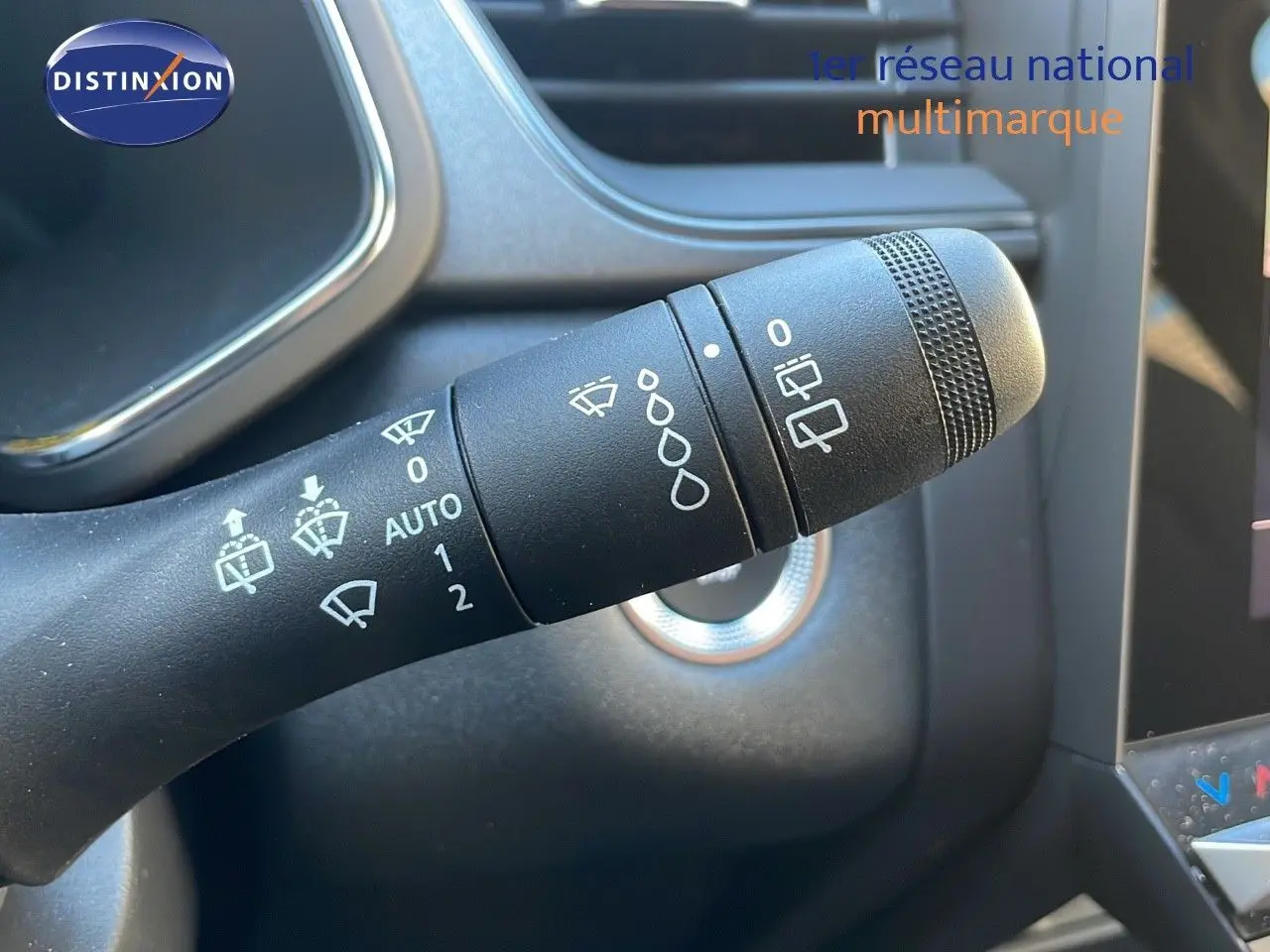 Gros plan sur la commande d'essuie-glace du Renault Captur E-Tech hybride 2025, intérieur noir.