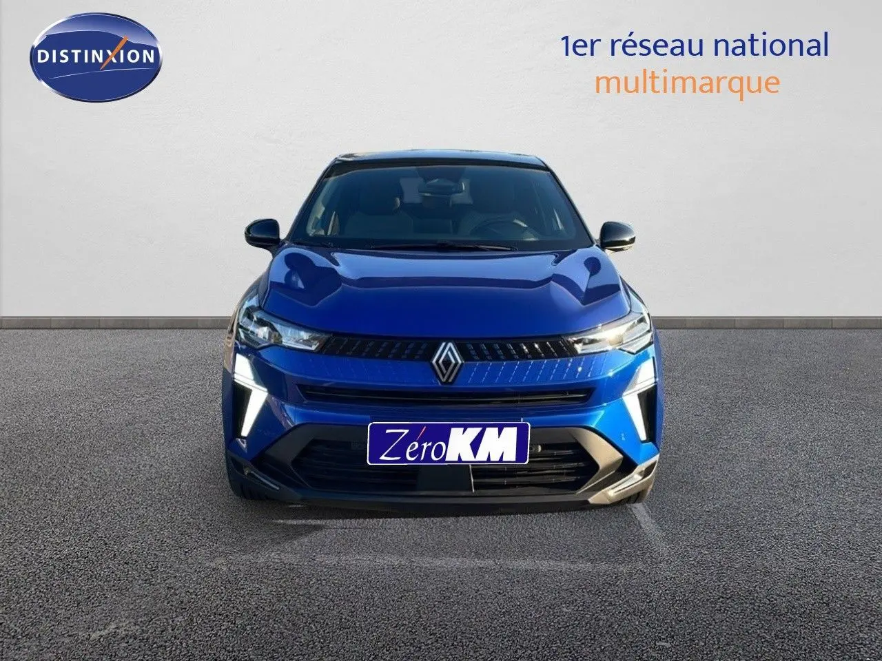 Vue frontale d'un Renault Captur E-Tech hybride bleu Iron Metal avec toit noir et feux LED allumés.