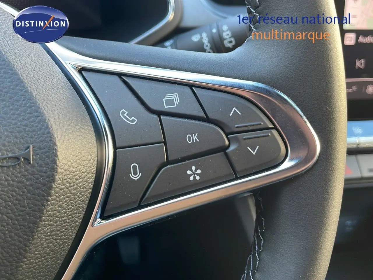 Gros plan sur les commandes multifonctions à droite du volant du Renault Captur E-Tech hybride 2025, finition noire.