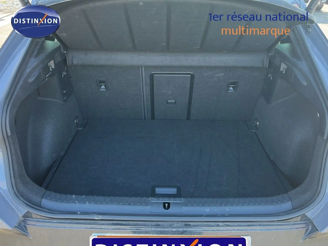 Coffre ouvert d'une CUPRA Formentor 1.5 eTSI 150CH DSG7 en Griis Graphene, vue arrière centrée sur l'espace de chargement.