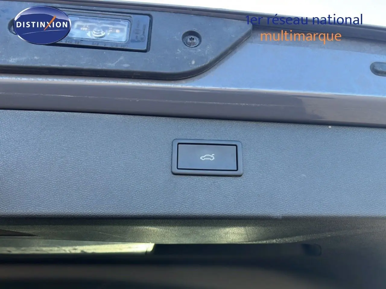 Bouton d'ouverture électrique du coffre sur la porte arrière d'une CUPRA Formentor gris Graphene, vue rapprochée.