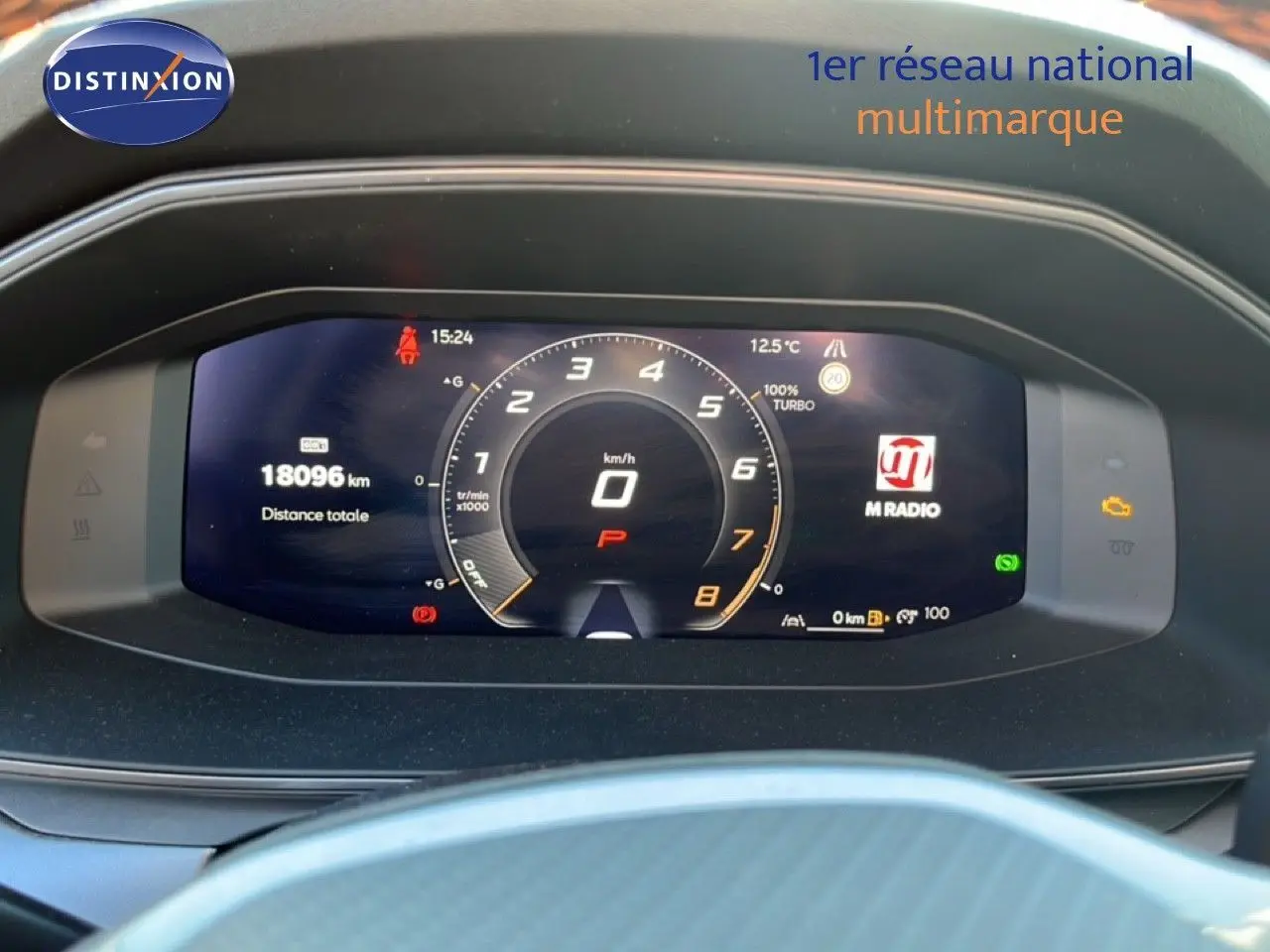 Tableau de bord numérique du CUPRA Formentor 1.5 eTSI 150CH DSG7 affichant 18 096 km, vue frontale intérieure.