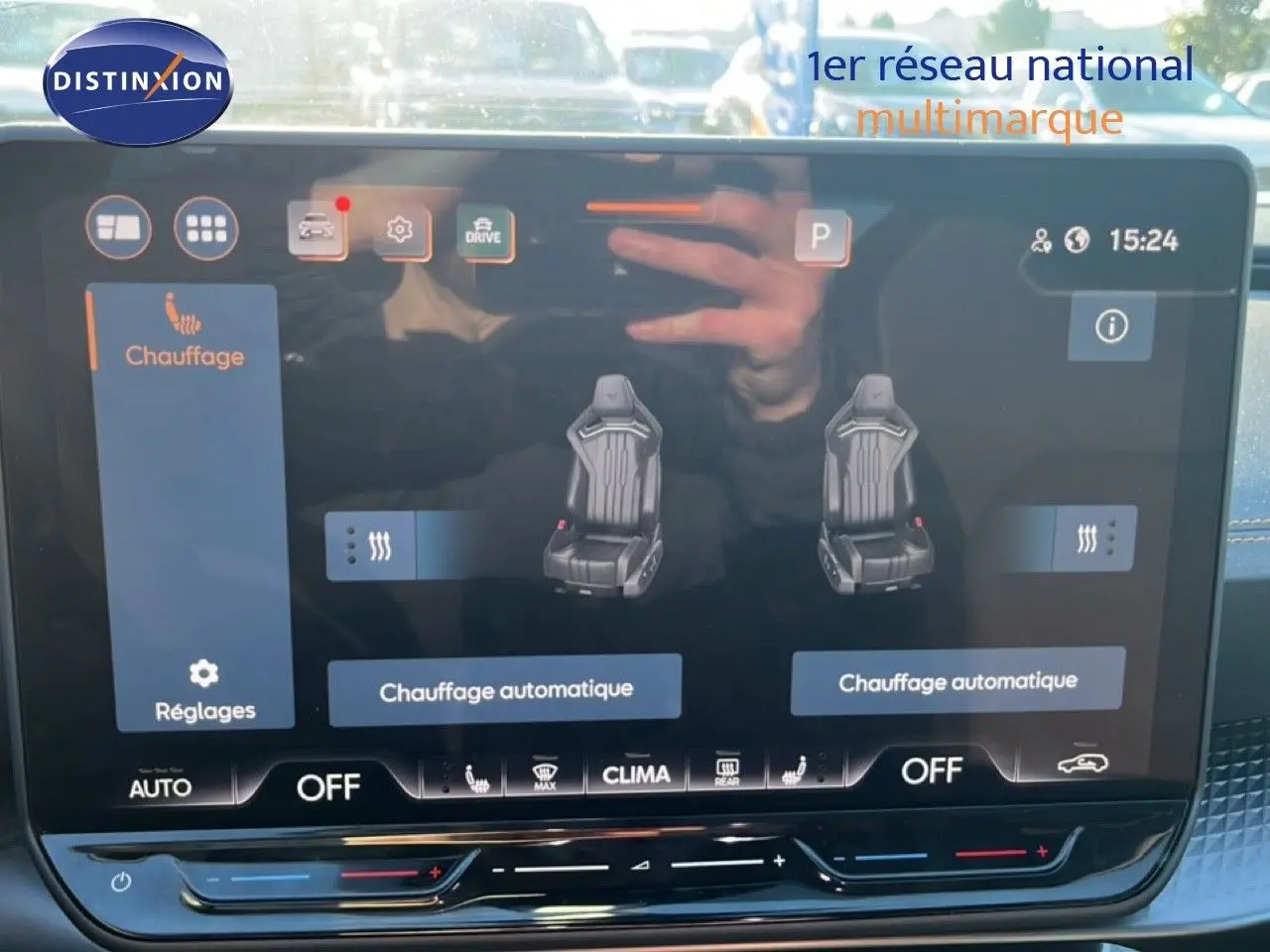 Écran tactile intérieur du CUPRA Formentor 2025 affichant le réglage du chauffage des sièges, avec reflet extérieur visible.