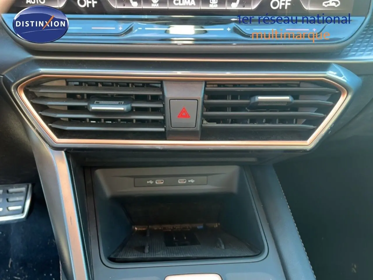 Vue rapprochée de la console centrale du CUPRA Formentor 1.5 eTSI 150CH DSG7, avec ports USB et finition noire intérieure.