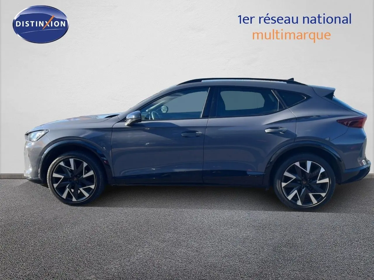 Vue de profil côté gauche d’un CUPRA Formentor 1.5 eTSI 150CH DSG7 en gris Graphene avec jantes bi-ton distinctives.