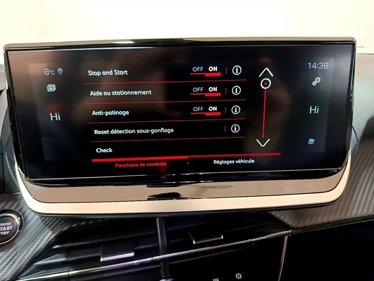 Écran tactile central du tableau de bord de la Peugeot 2008 blanc, affichant les réglages d’aide à la conduite.