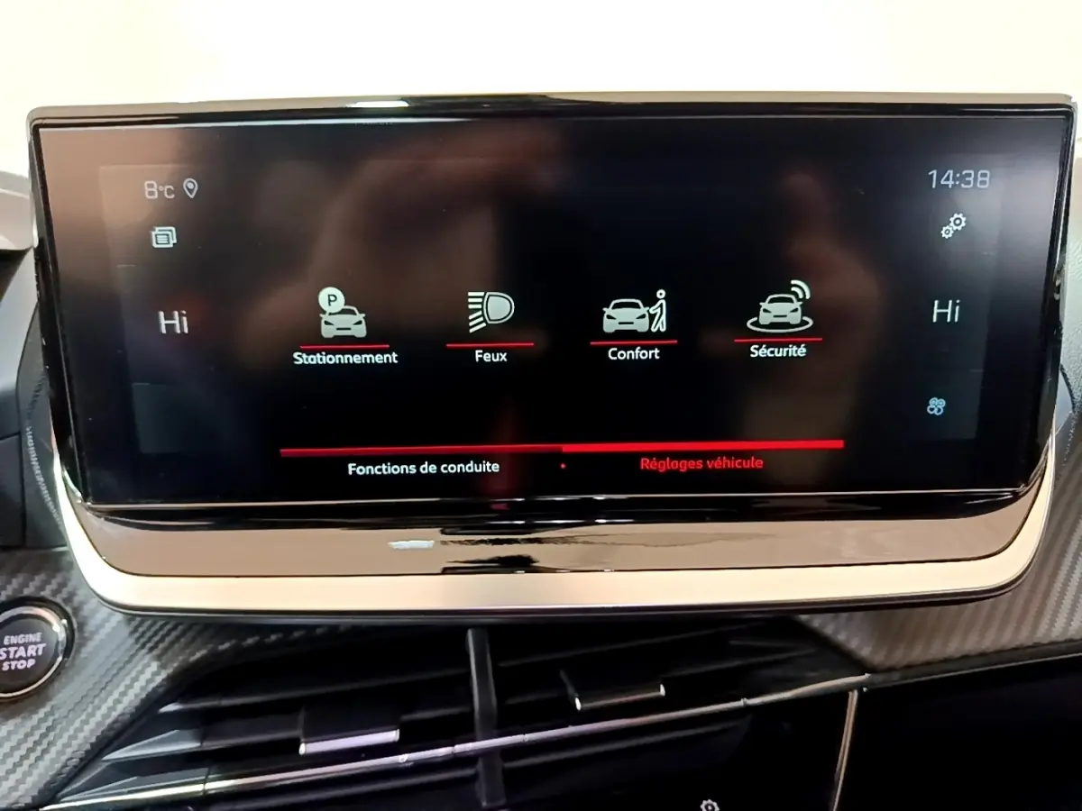 Écran tactile central du tableau de bord du Peugeot 2008 blanc, affichant les réglages de conduite et véhicule.