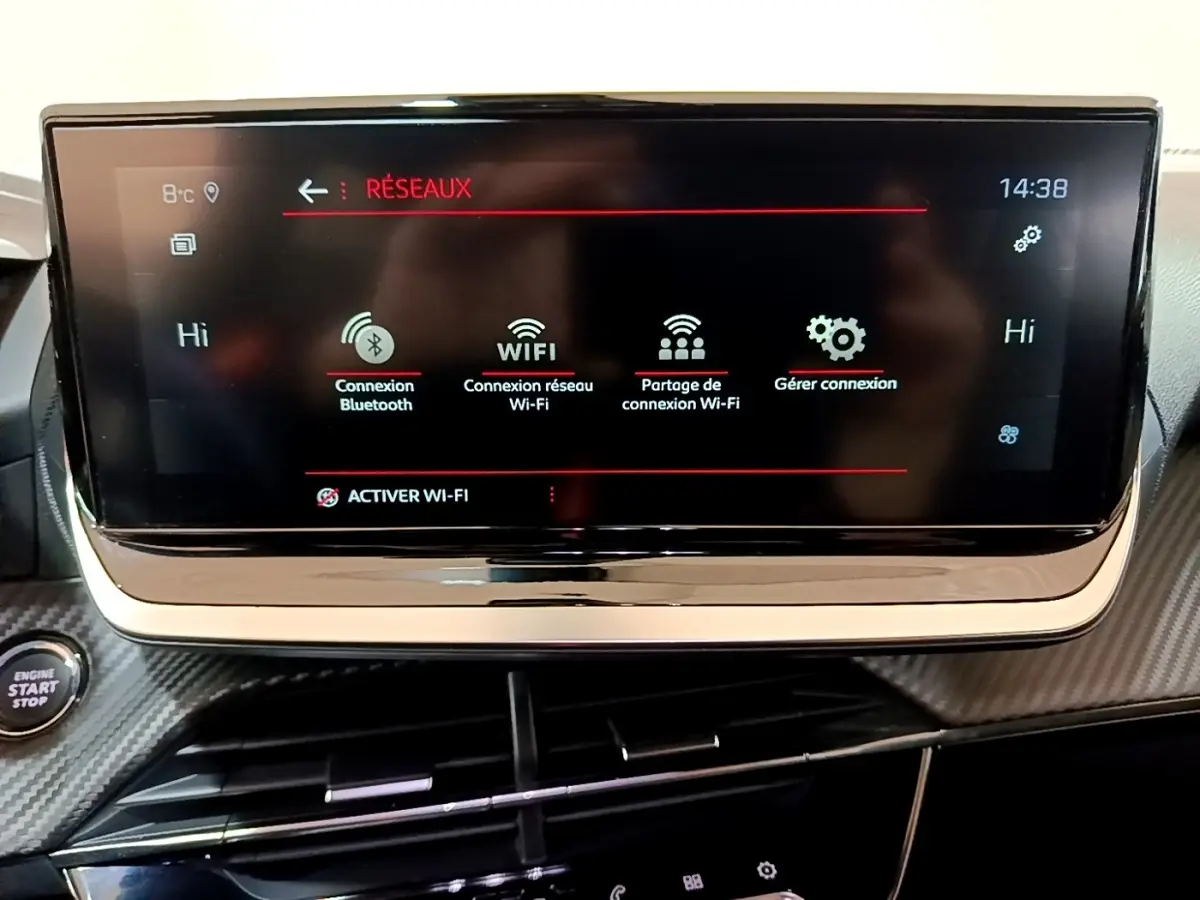 Écran tactile central du tableau de bord du Peugeot 2008 blanc, affichant les options de connexion Wi-Fi et Bluetooth.
