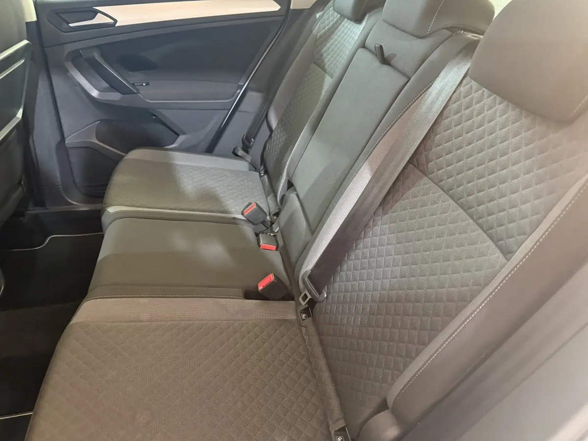 Vue intérieure côté droit des sièges arrière gris tissu matelassé du Volkswagen Tiguan 2020 Confortline Business.