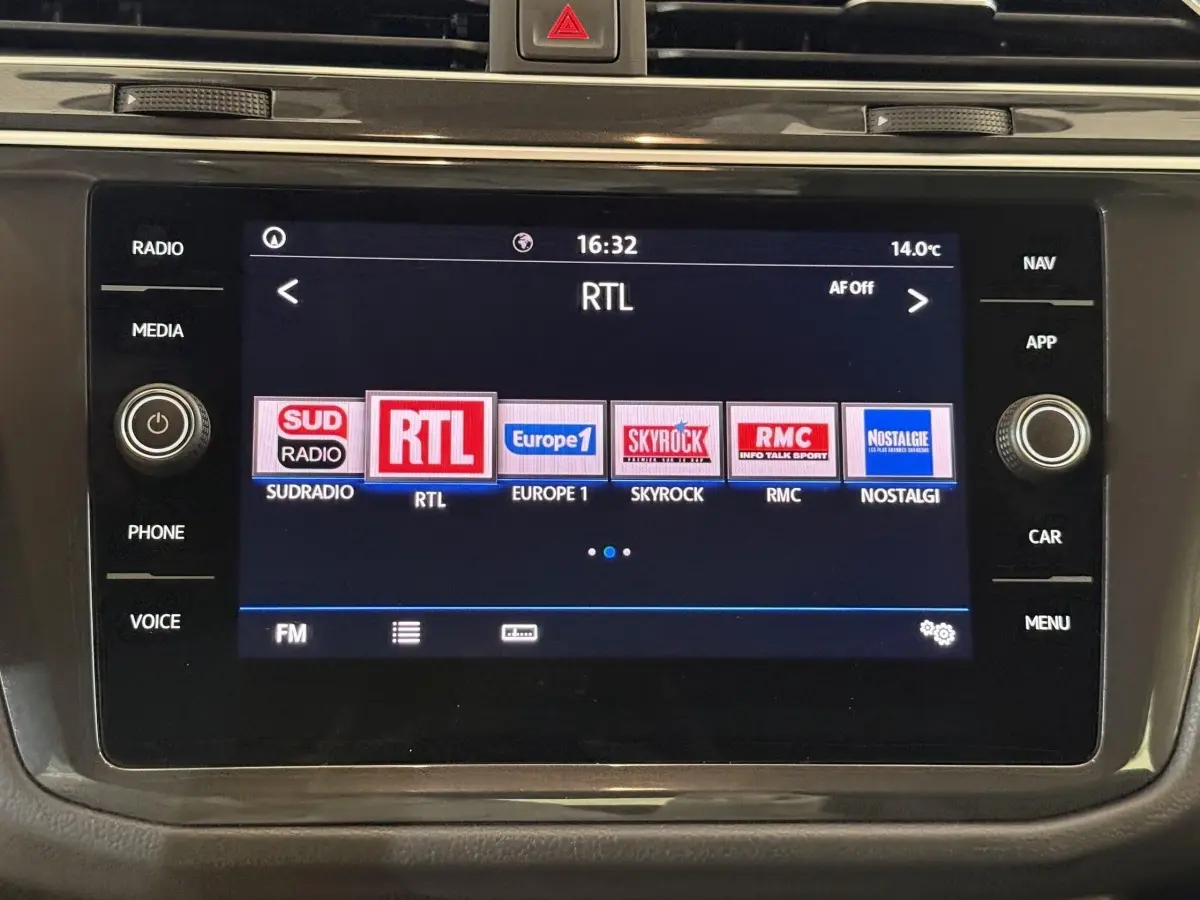 Écran tactile central du Volkswagen Tiguan 2020 affichant les stations radio avec commandes autour.