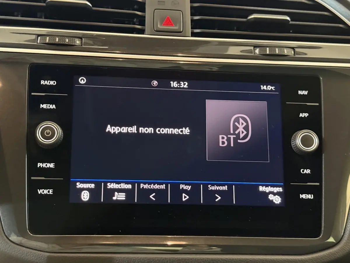 Écran tactile central du Volkswagen Tiguan 2020 affichant un message Bluetooth "Appareil non connecté" en intérieur.