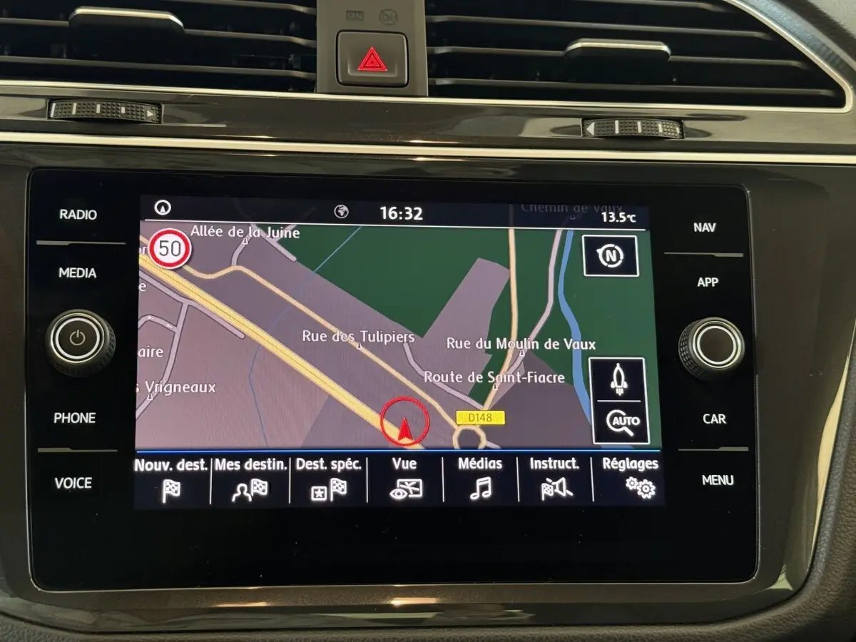 Écran tactile central du Volkswagen Tiguan 2020 affichant la navigation avec carte et commandes autour.